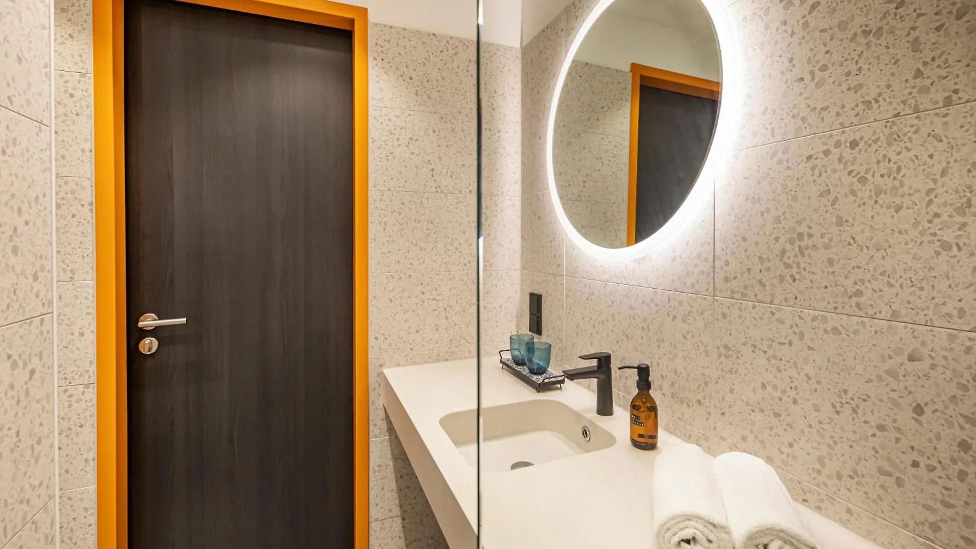 Loginn Hotel Koeln Airport 3*, كولونيا
