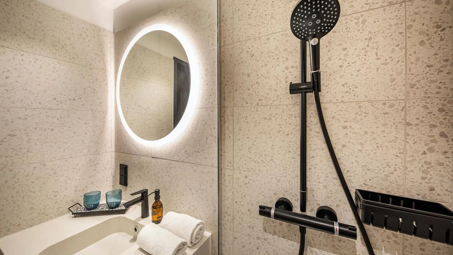 Loginn Hotel Koeln Airport  كولونيا